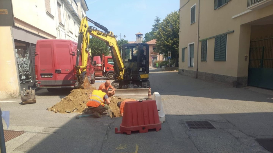 Varallo Pombia, aperto cantiere per rifacimento tubatura di via Martiri 